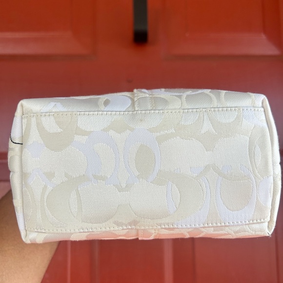 fair condition coach bumblebee shoulder bag white with coach logo and bee - Picture 3 of 6